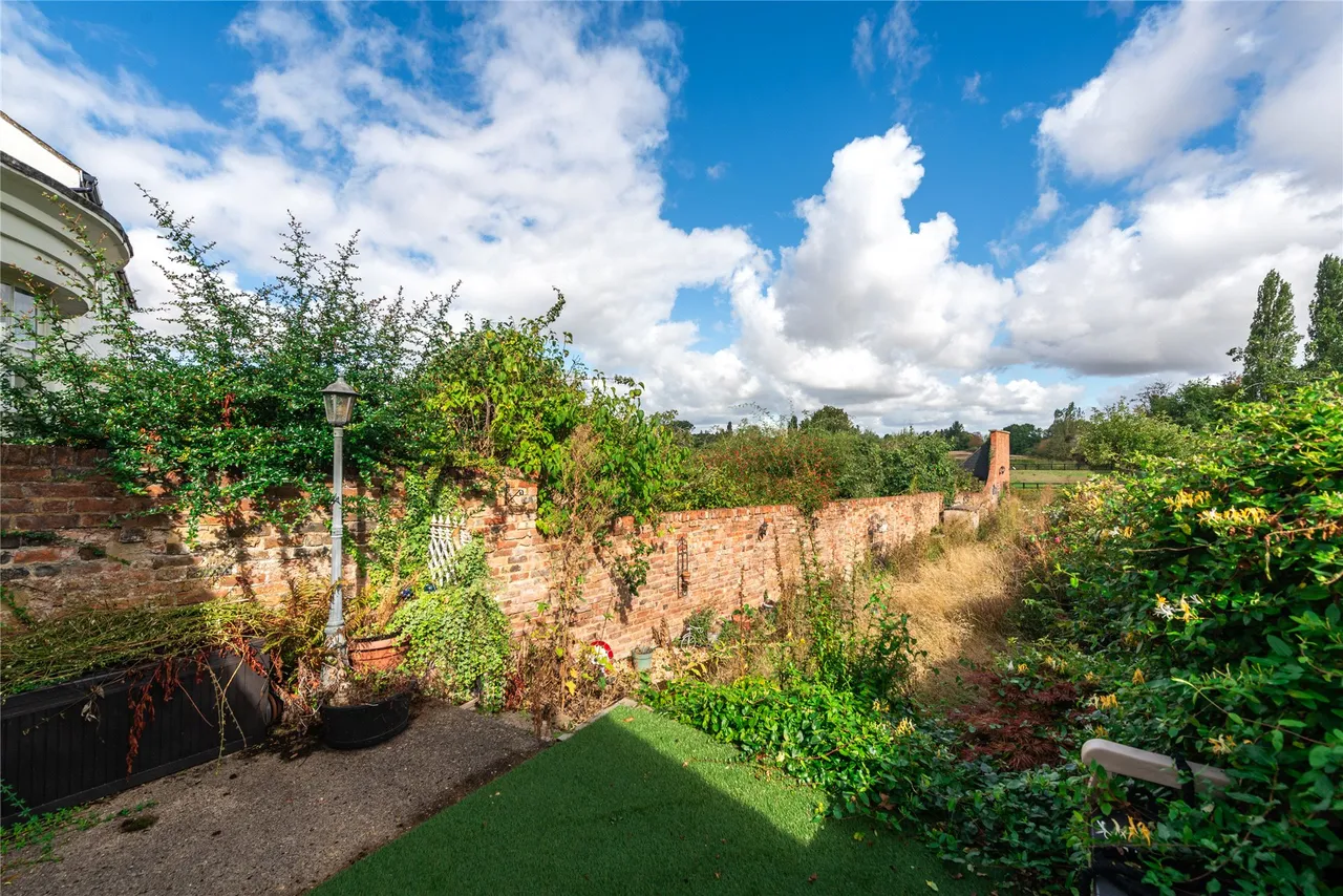 North Square, Newport Pagnell, MK16, photo 11