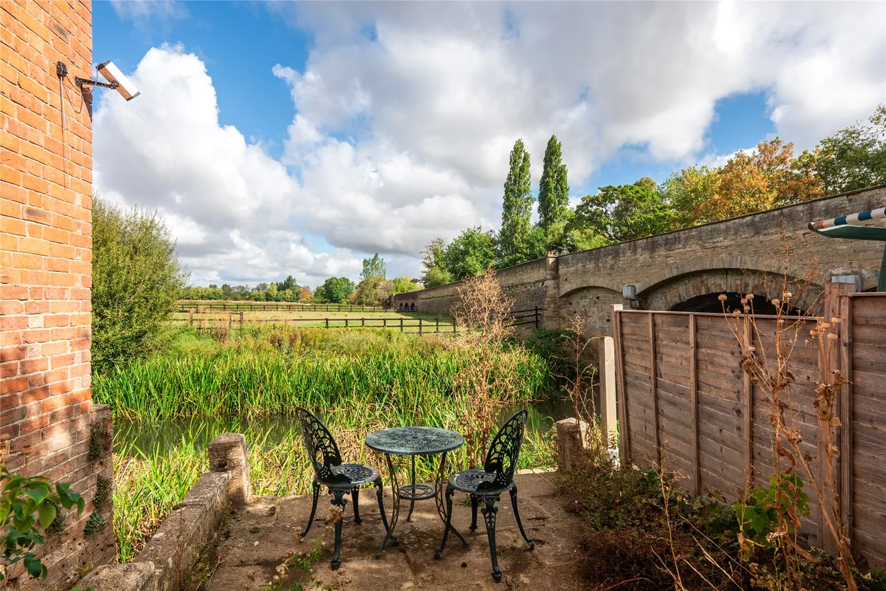 North Square, Newport Pagnell, MK16, photo 10