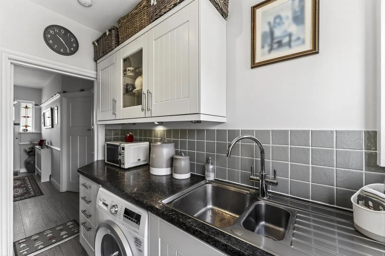 Rutland Drive, Morden, photo 9