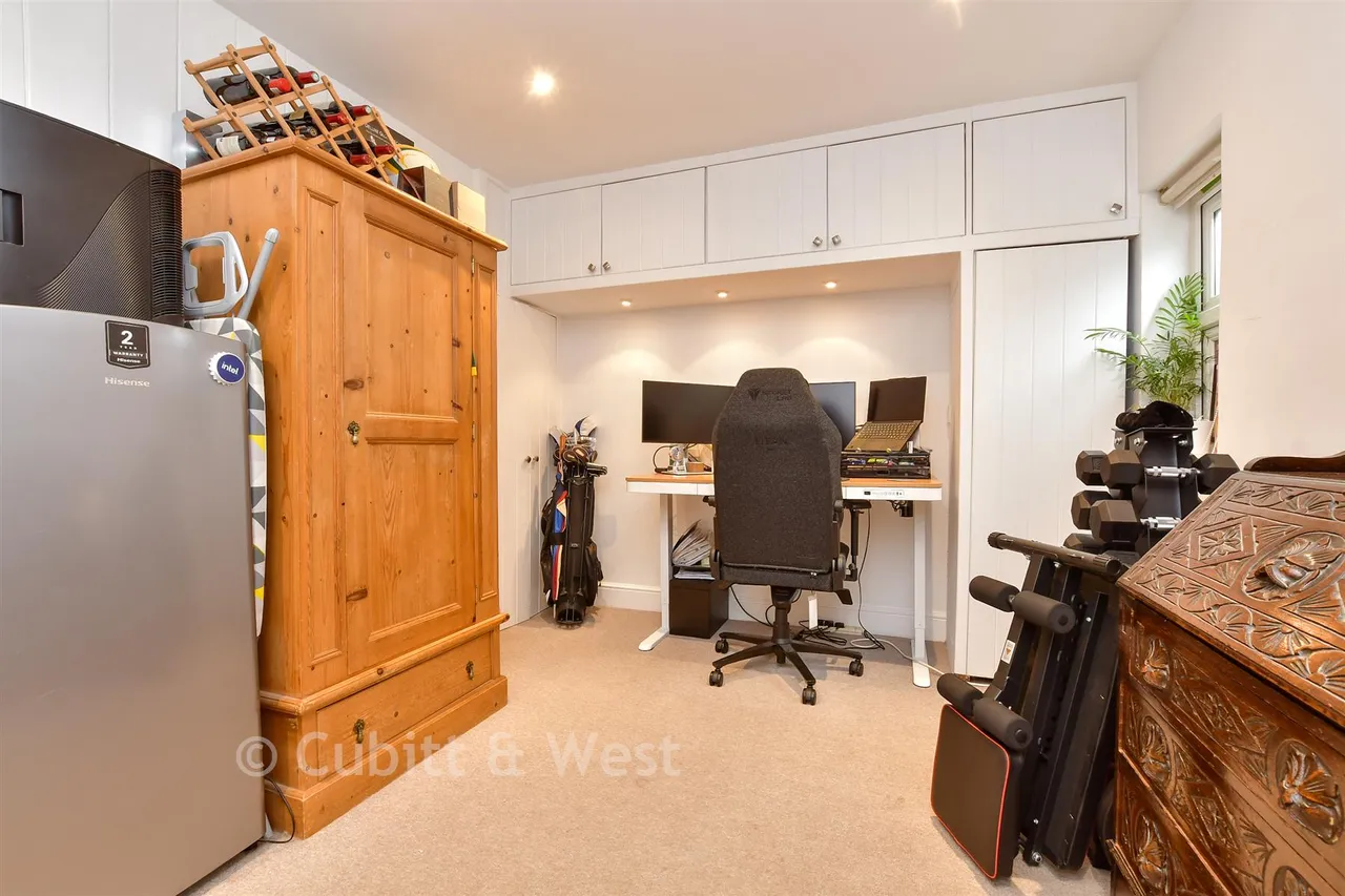 Kingston Road, Leatherhead, KT22, photo 6