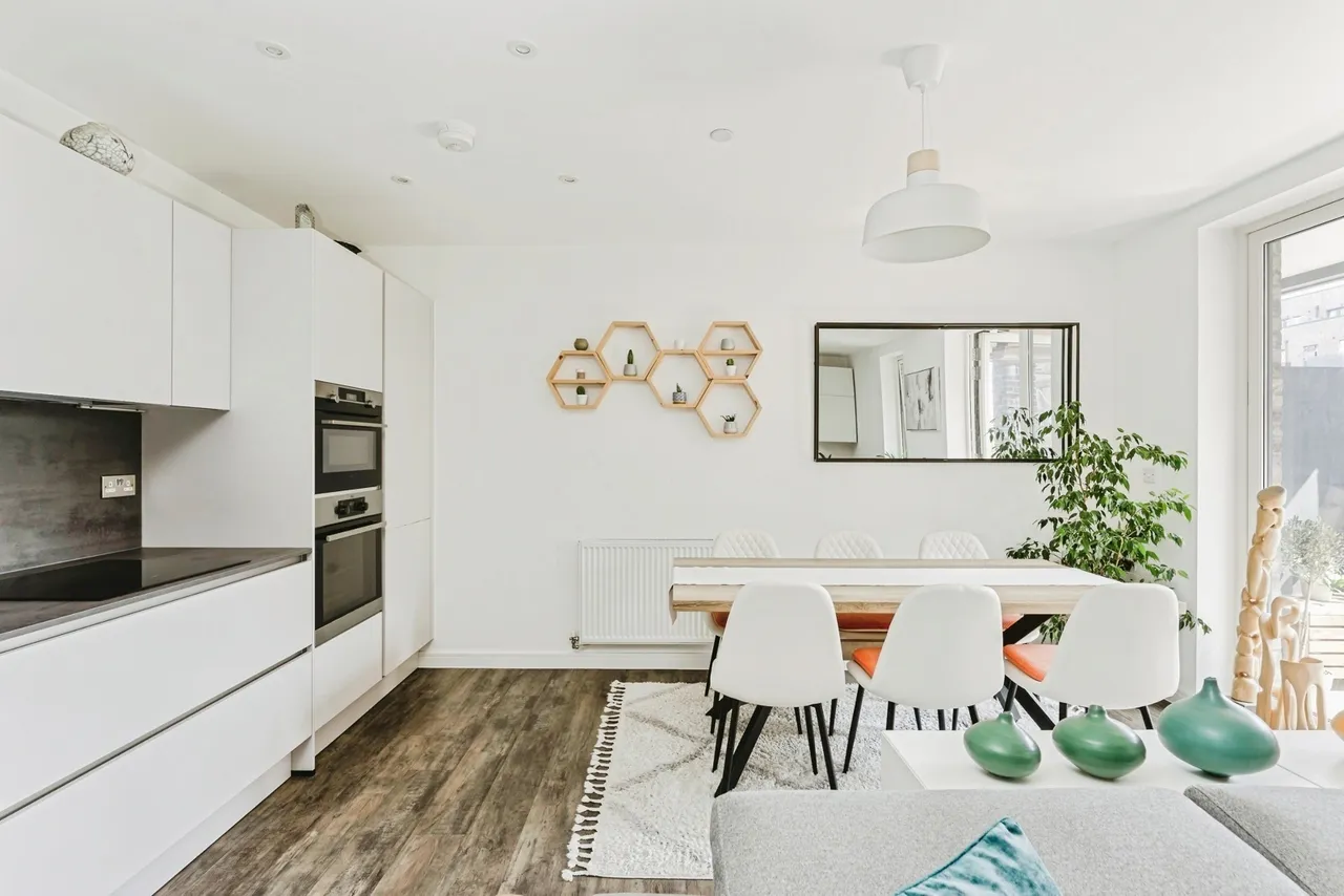 2 bed flat for sale — Clarkson Crescent, London, E17