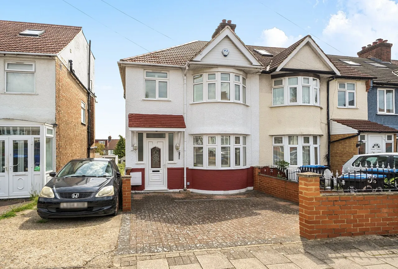 Holden Avenue, London, NW9 8HR, photo 2