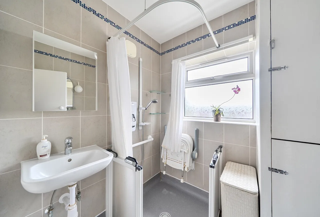 Holden Avenue, London, NW9 8HR, photo 5