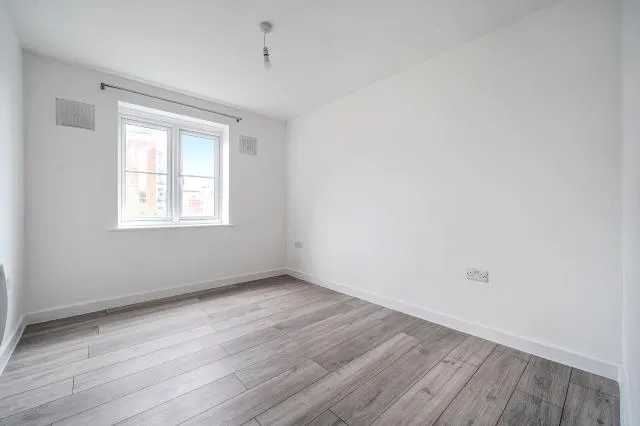 Bath Road, Slough, SL1, photo 10