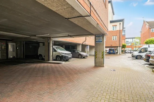 Bath Road, Slough, SL1, photo 19