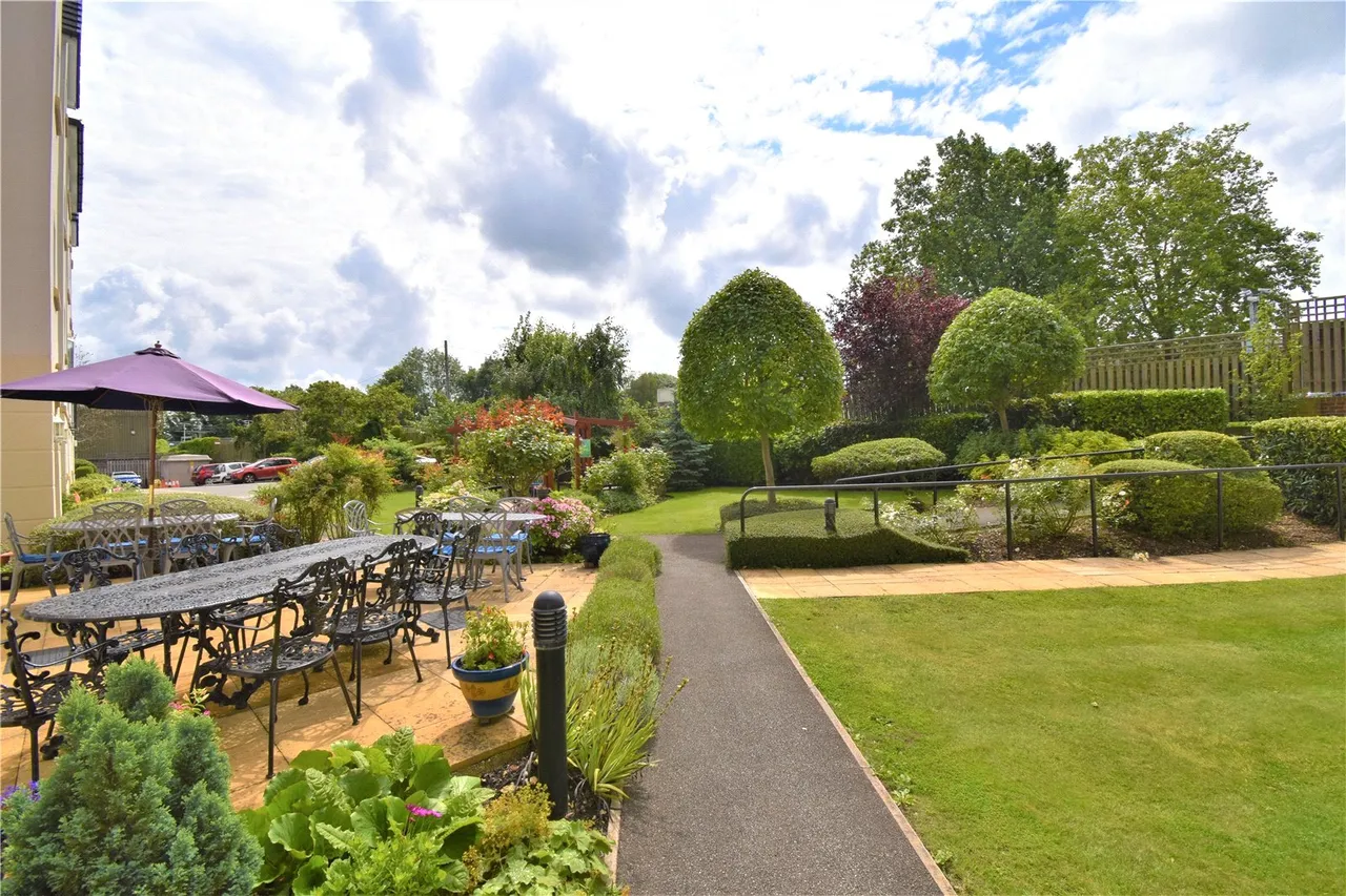 Windsor Way, Aldershot, Hampshire, GU11 1HZ, photo 2