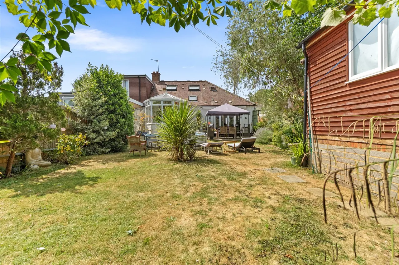 Willow Way, Sunbury, TW16 6BT, photo 2