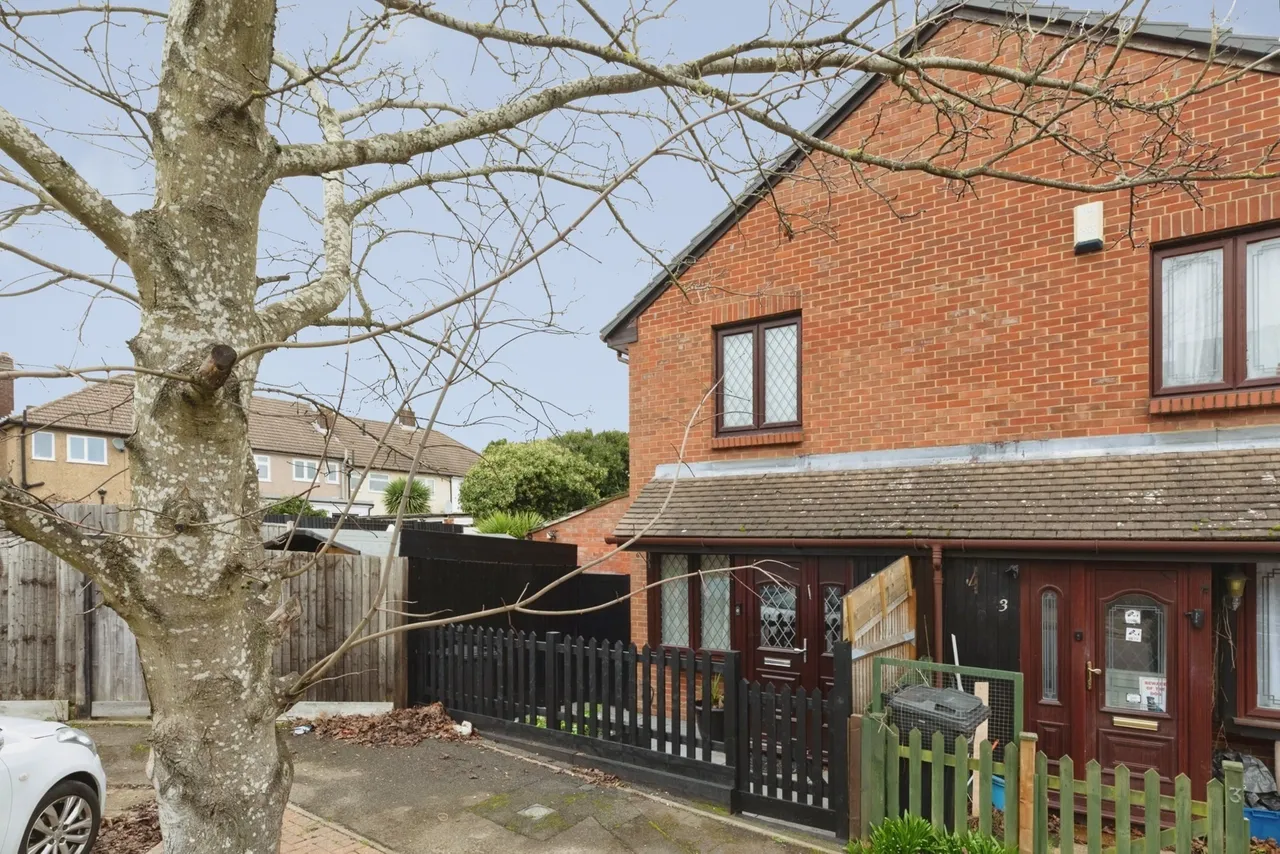 Bernards Close, ILFORD, Essex, IG6, photo 23