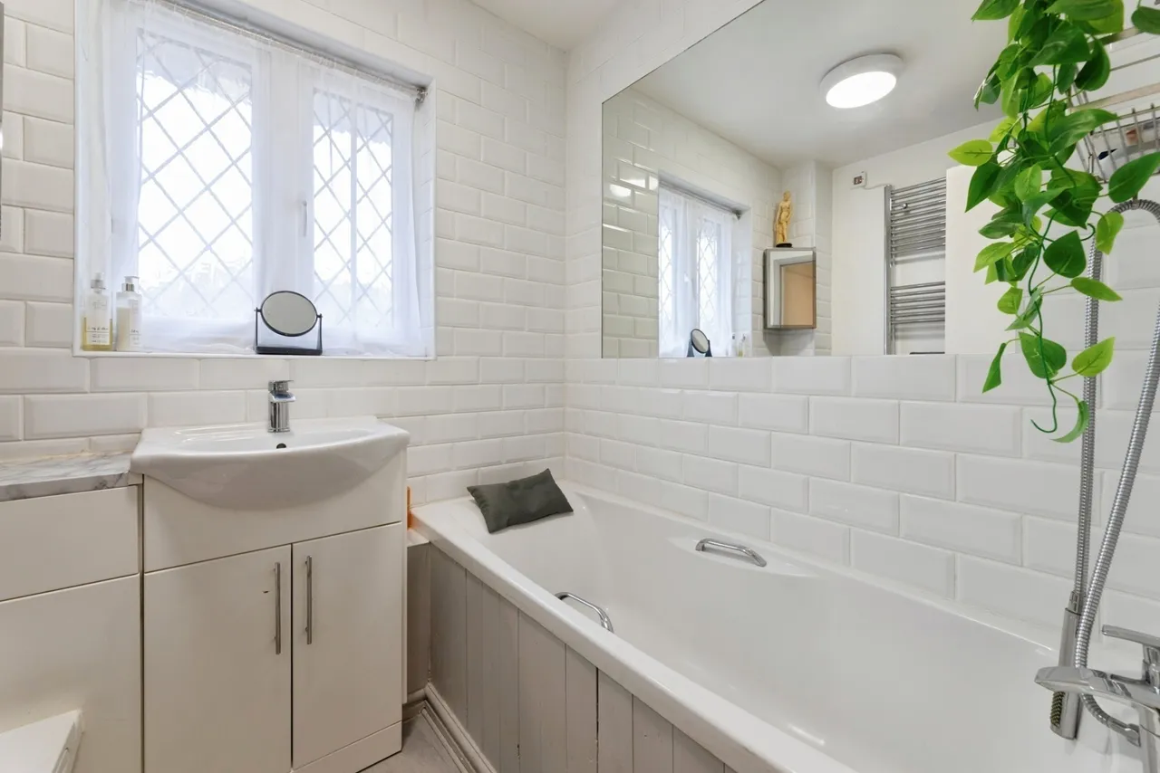 Bernards Close, ILFORD, Essex, IG6, photo 13