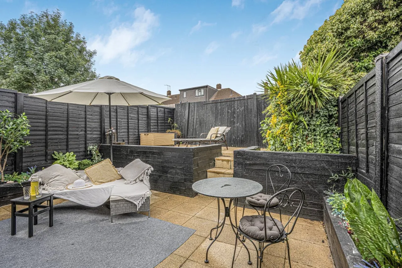 Bernards Close, ILFORD, Essex, IG6, photo 18