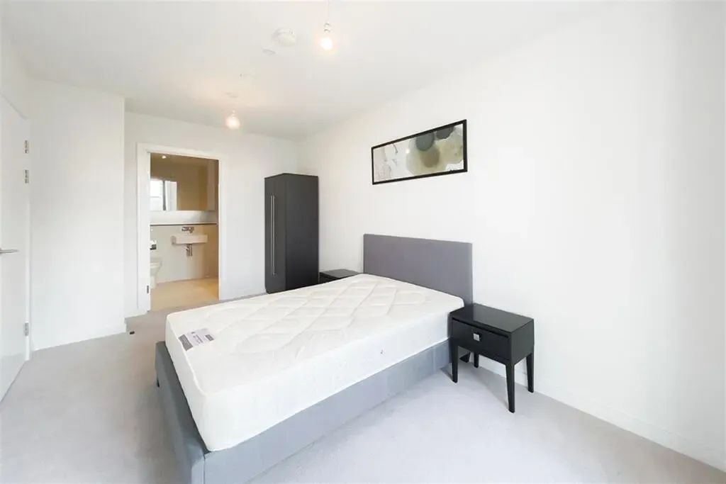 Commercial Road, London, E14, photo 4
