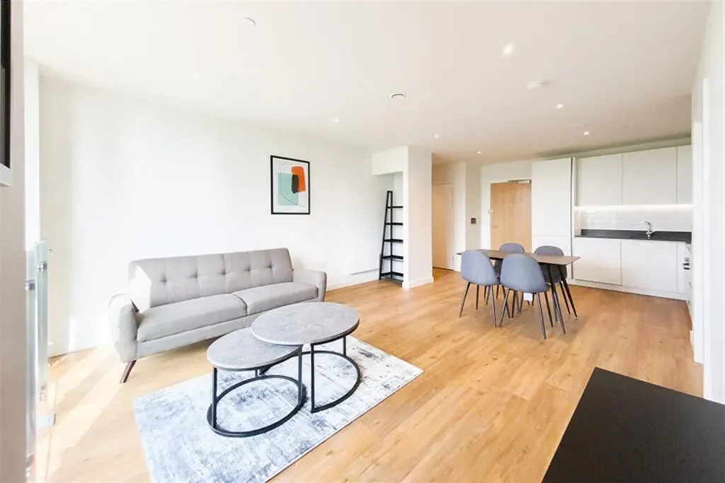 Commercial Road, London, E14, photo 5