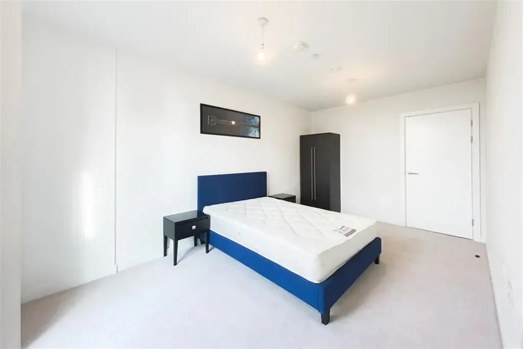 2 bed flat to rent, Commercial Road, London, E14