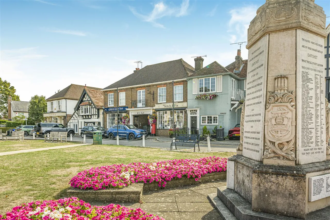 The Green, Datchet, SL3, photo 11