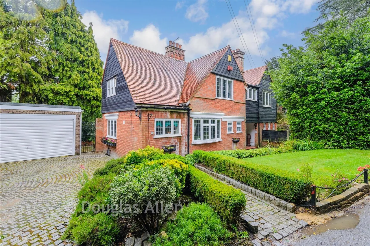4 bed house for sale, Woodbury Hill, Loughton, IG10