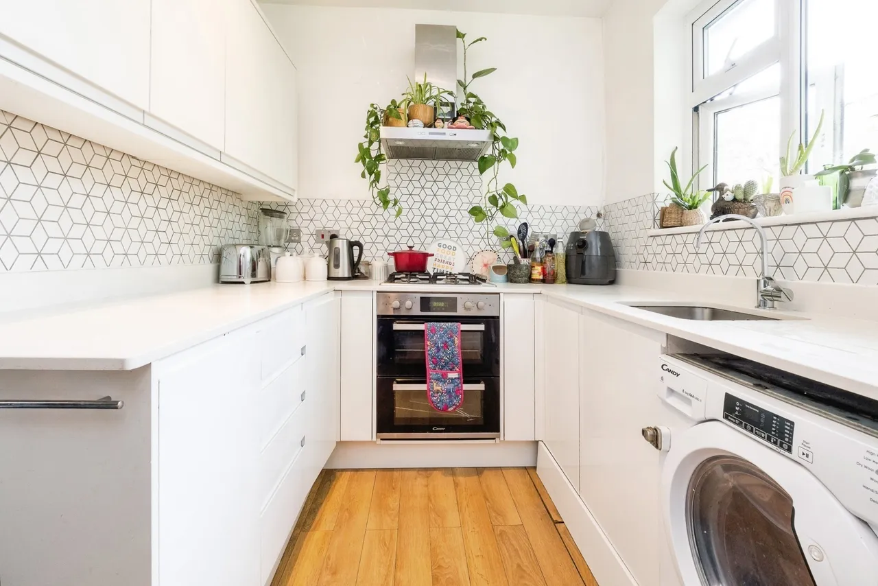 Avondale Court, Churchfields, London, E18, photo 5