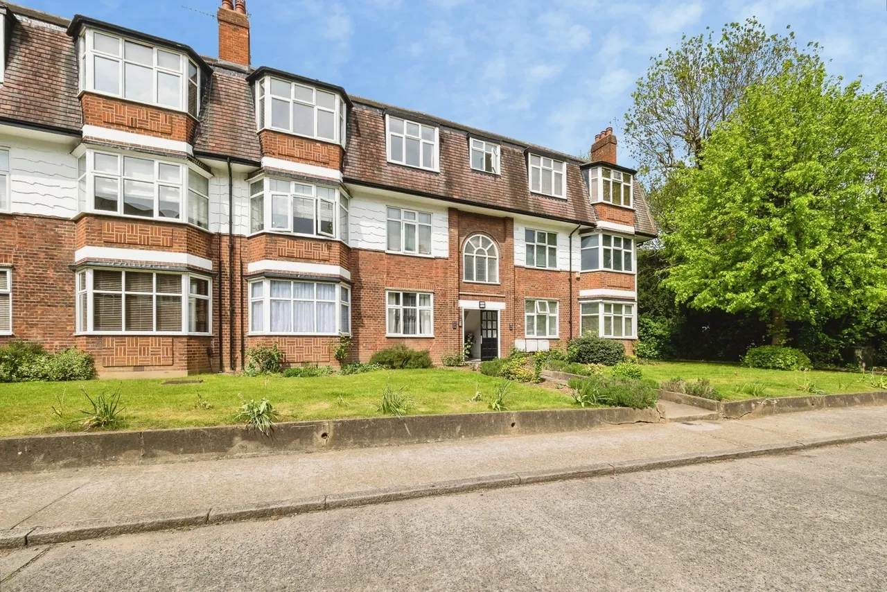 Avondale Court, Churchfields, London, E18, photo 13