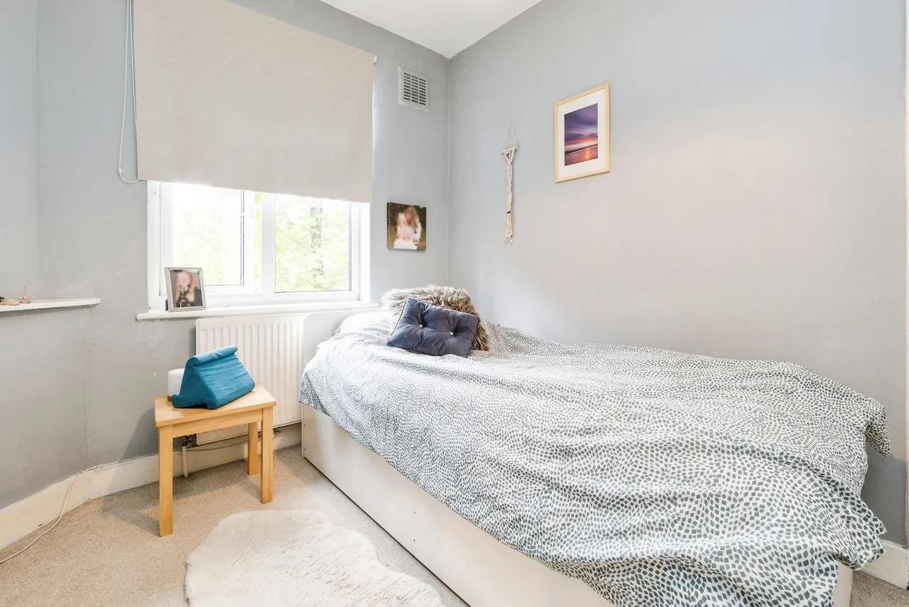Avondale Court, Churchfields, London, E18, photo 10