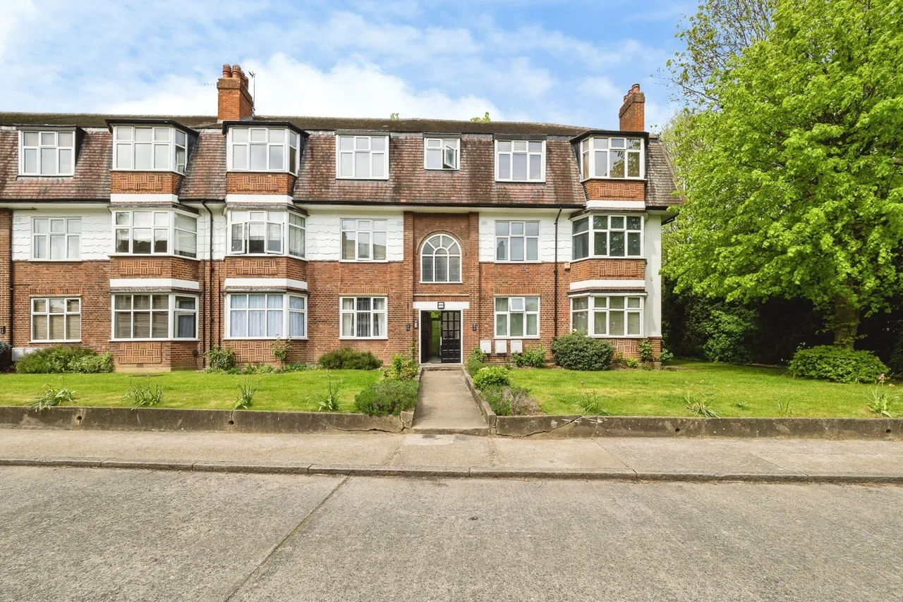 2 bed flat for sale — Avondale Court, Churchfields, London, E18