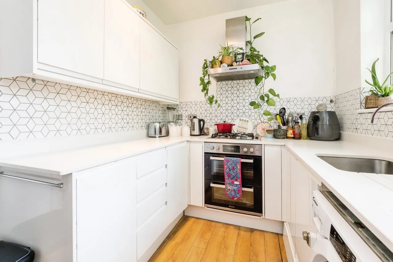 Avondale Court, Churchfields, London, E18, photo 6