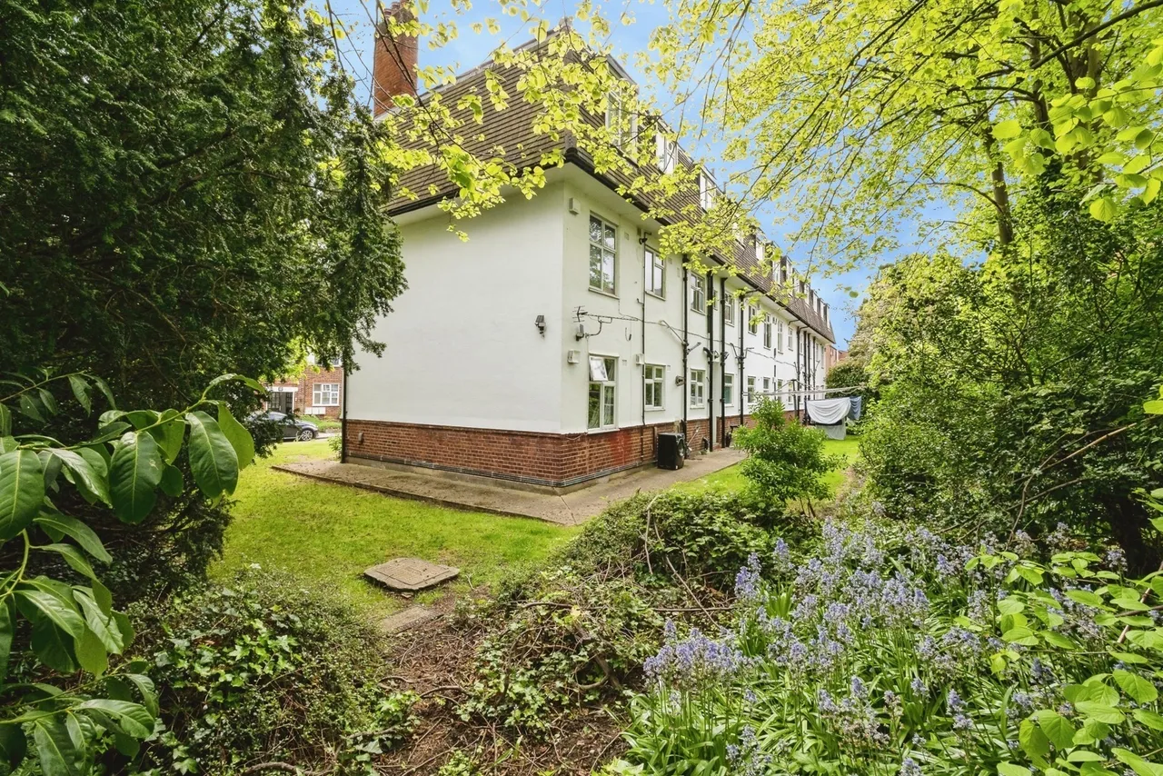 Avondale Court, Churchfields, London, E18, photo 14