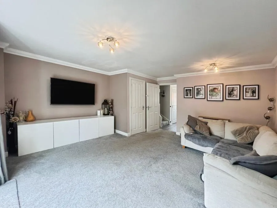 Poperinghe Way, Arborfield, RG2, photo 2