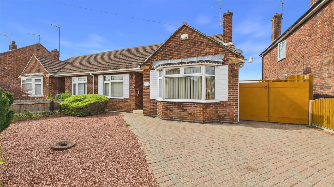 2 bed house for sale, Francis Gardens, Peterborough