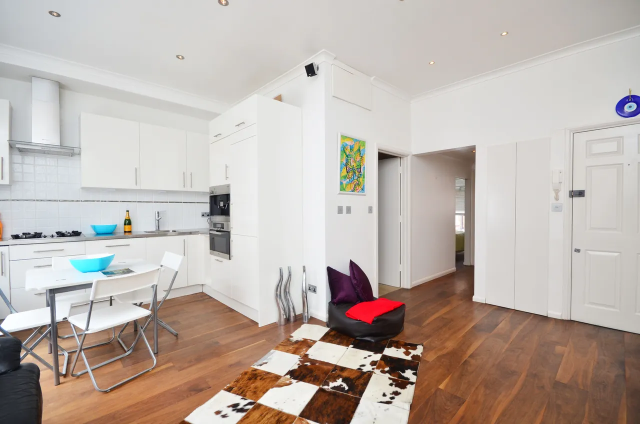 Flat 4, 22 Hatherley Grove, London, photo 3