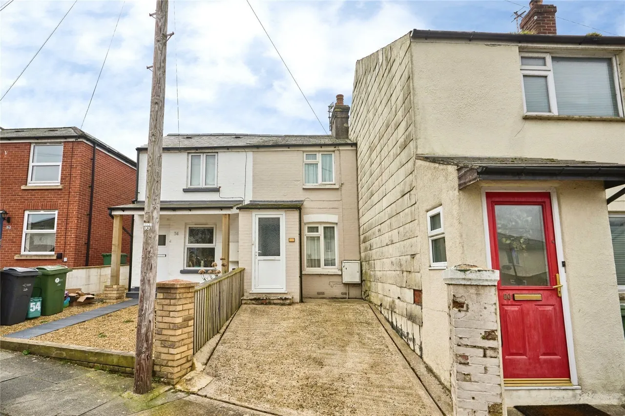 3 bed house for sale, Barton Road, Newport, PO30
