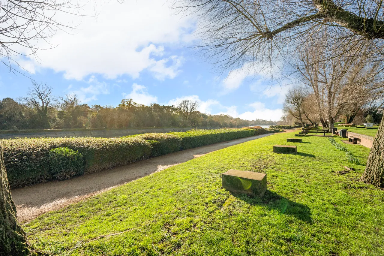 Justin Close, Brentford, TW8, photo 8