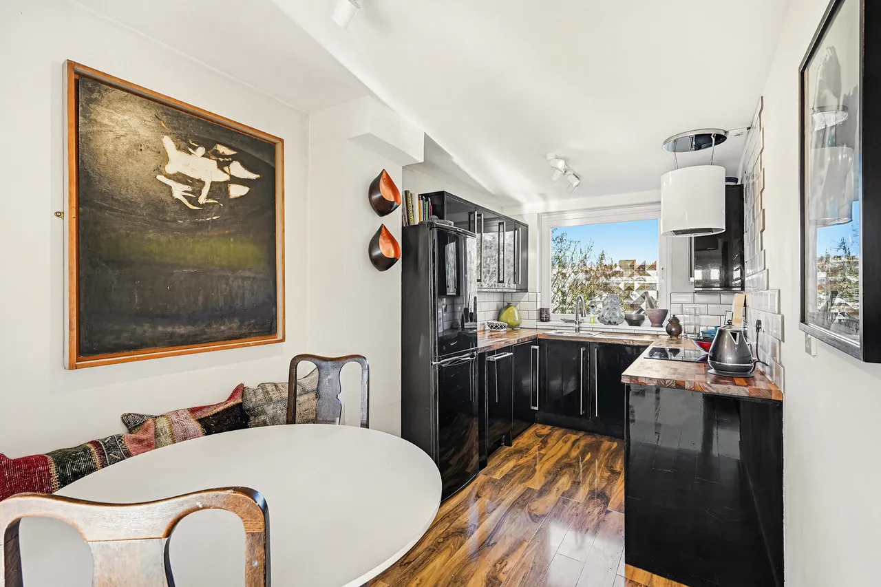 Justin Close, Brentford, TW8, photo 5