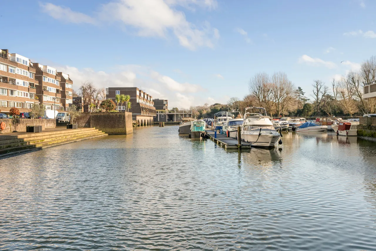 Justin Close, Brentford, TW8, photo 3
