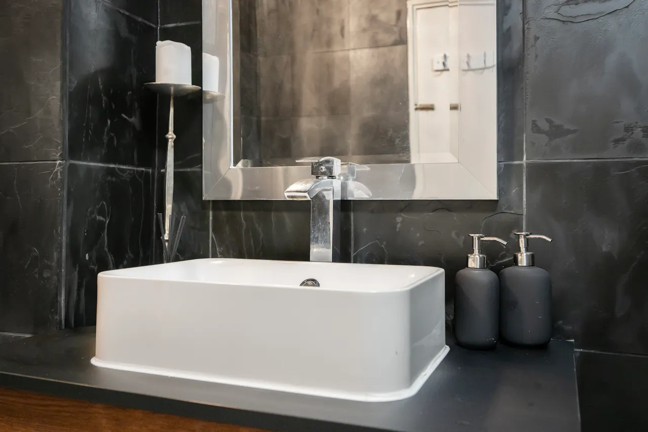 Justin Close, Brentford, TW8, photo 16