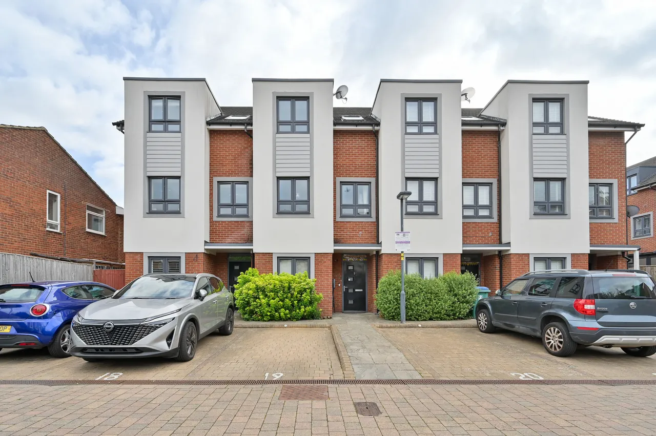 3 bed house for sale — 2 Neilson Close, Watford