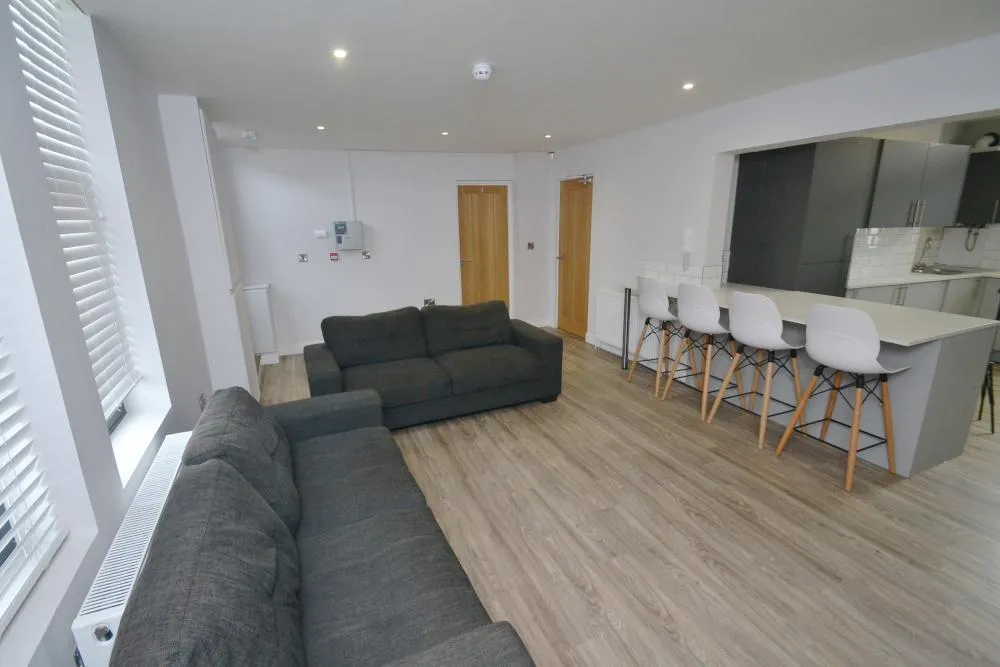6 bed flat to rent, Standish Road, Fallowfield, M14