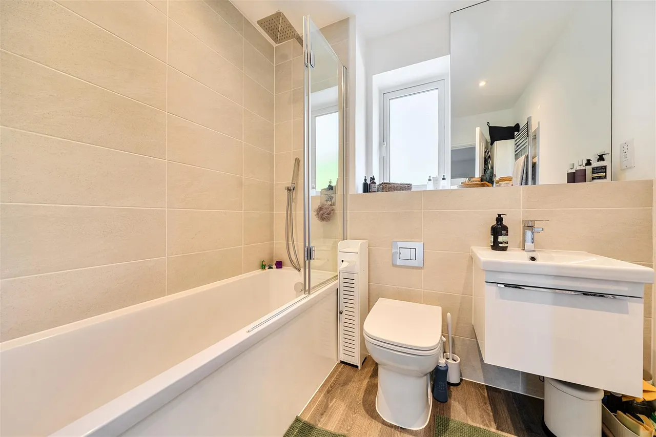 Lake Avenue, Mytchett, photo 10