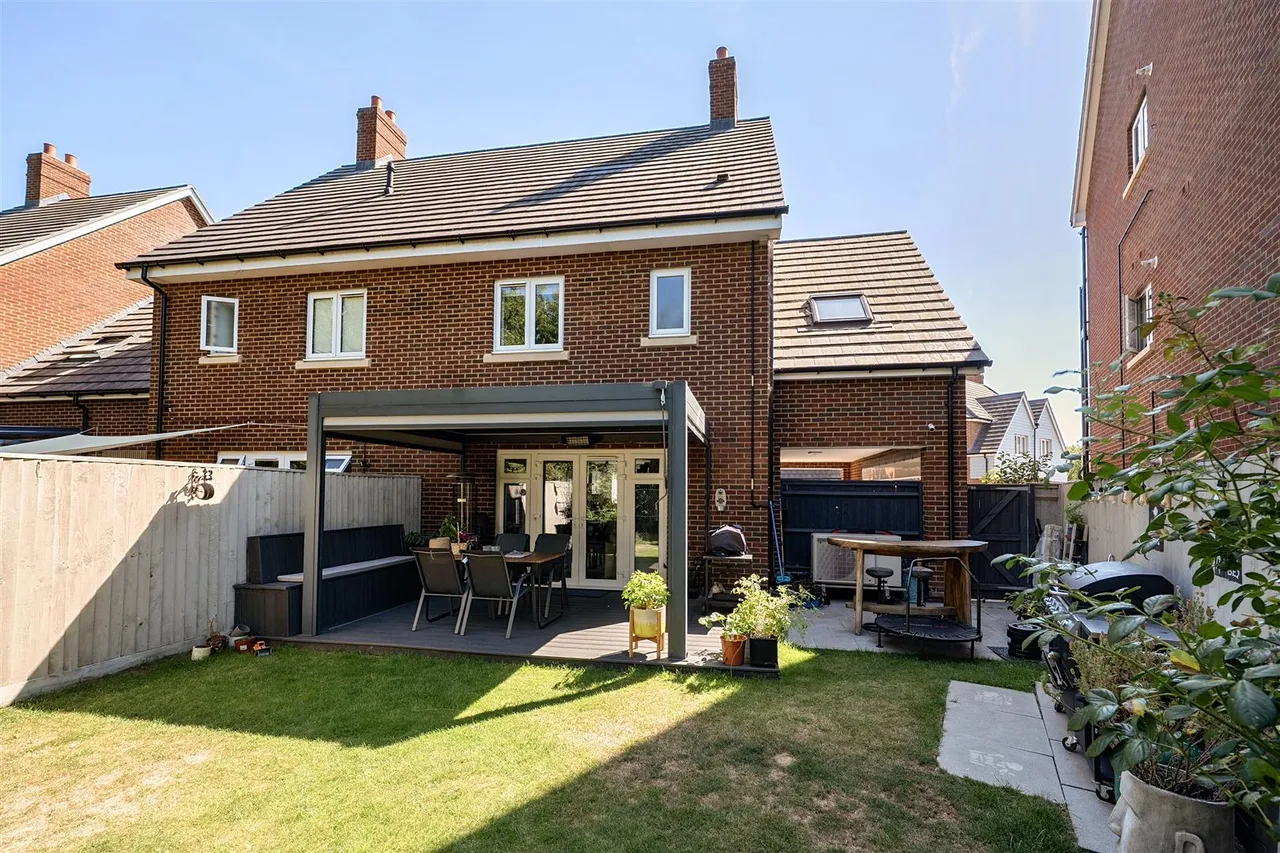 Lake Avenue, Mytchett, photo 6