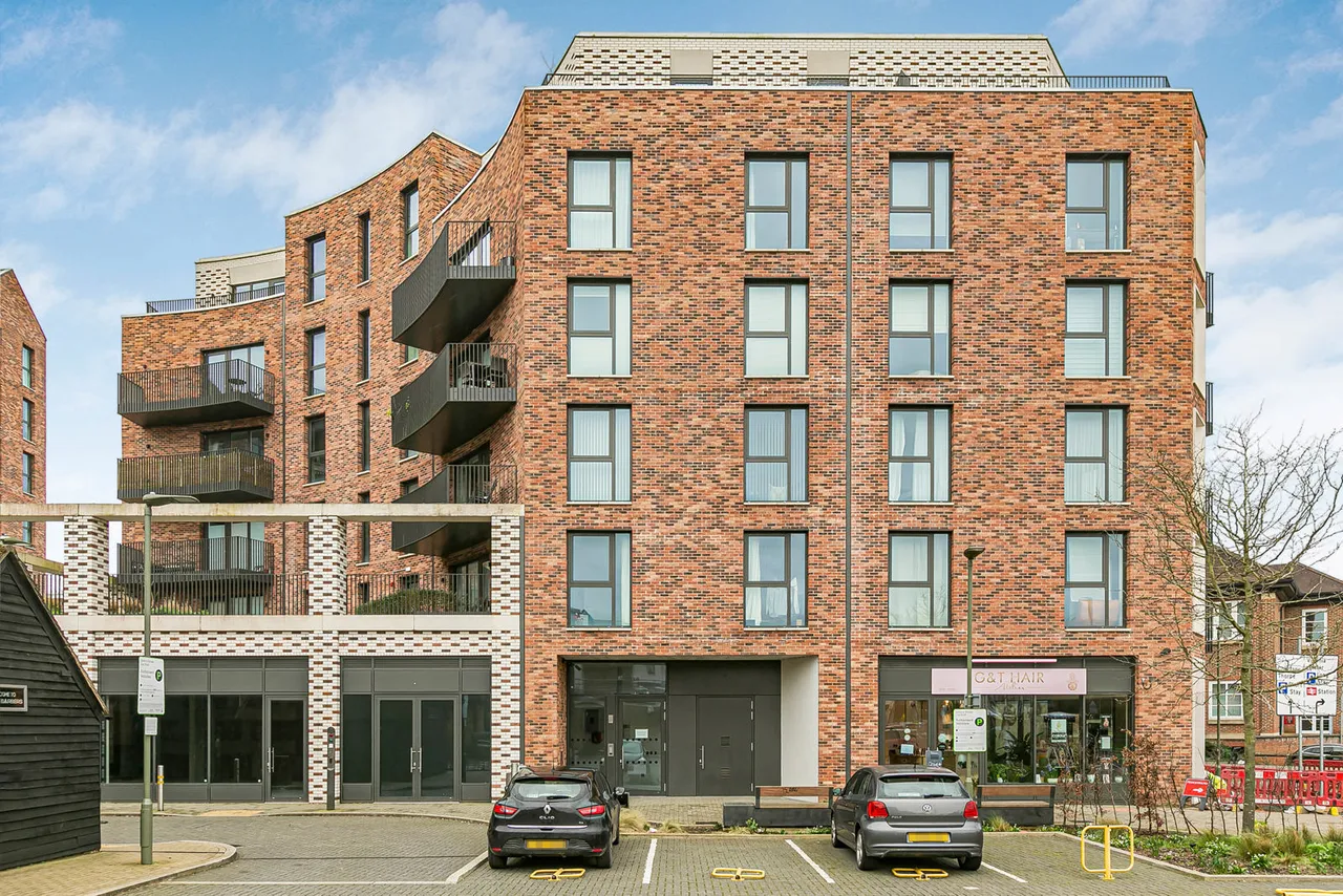 1 bed flat for sale, Station Road North, Egham, TW20