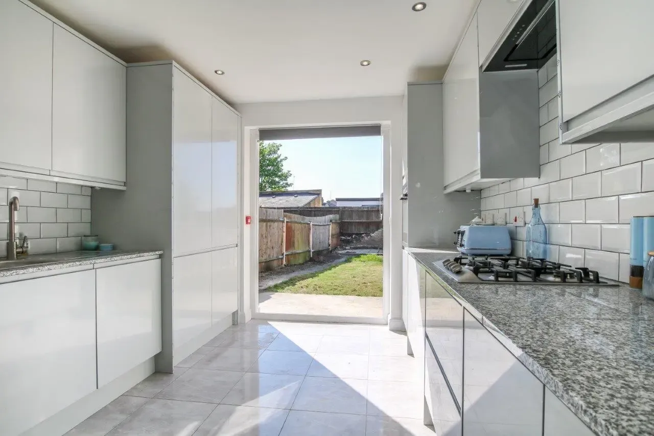 5 bed flat to rent, St. Nicholas Road, London, SE18