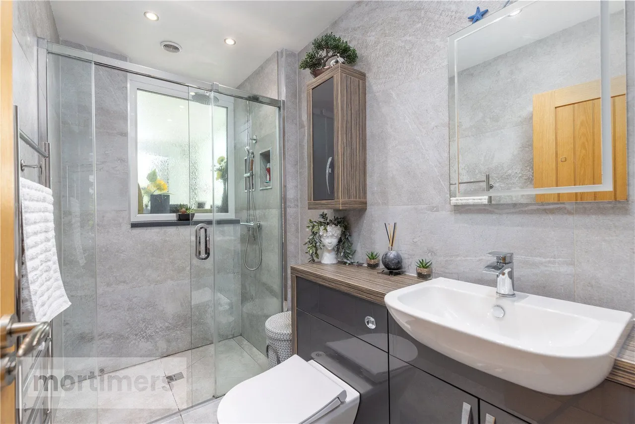 Hazel Avenue, Clayton Le Moors, BB5, photo 15