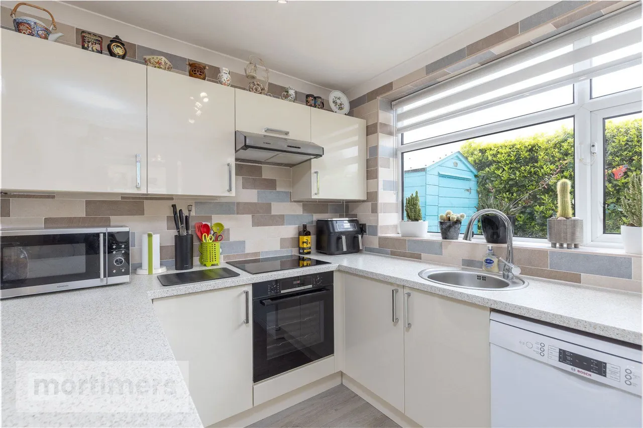 Hazel Avenue, Clayton Le Moors, BB5, photo 9