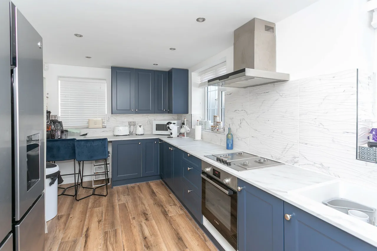 84 Harrow Way, Carpenders Park, photo 9