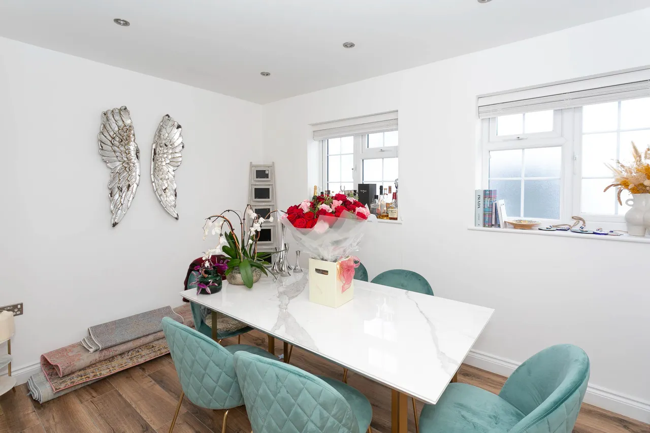 84 Harrow Way, Carpenders Park, photo 6