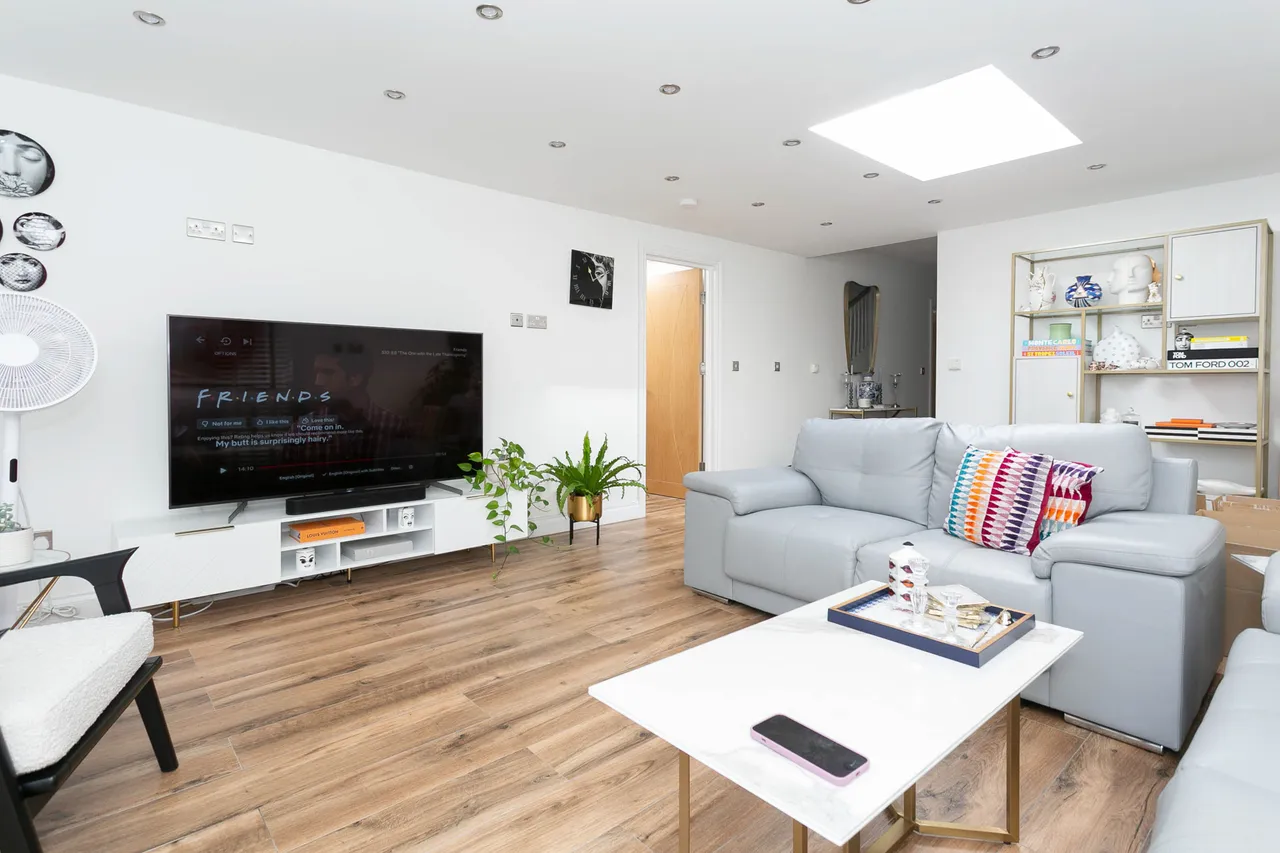 84 Harrow Way, Carpenders Park, photo 4