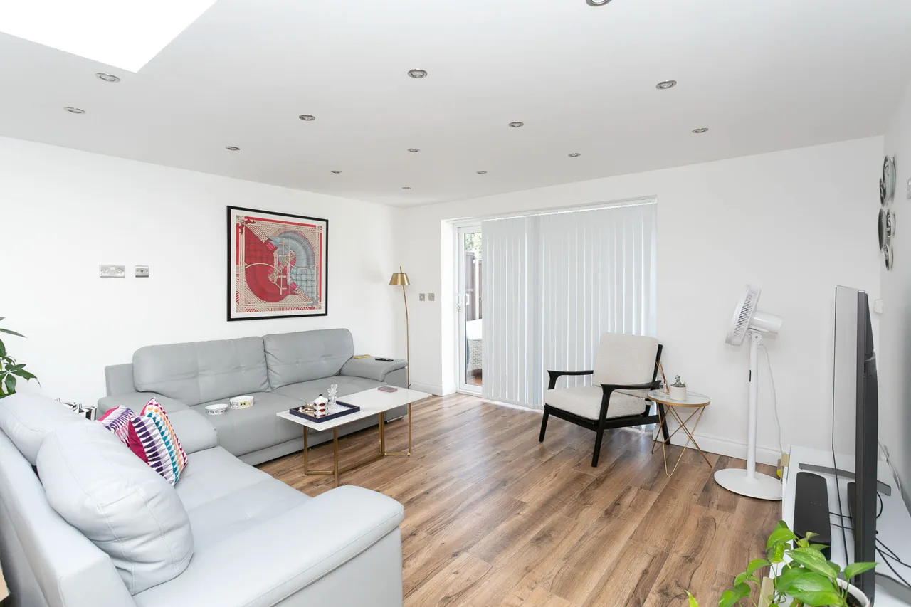 84 Harrow Way, Carpenders Park, photo 2