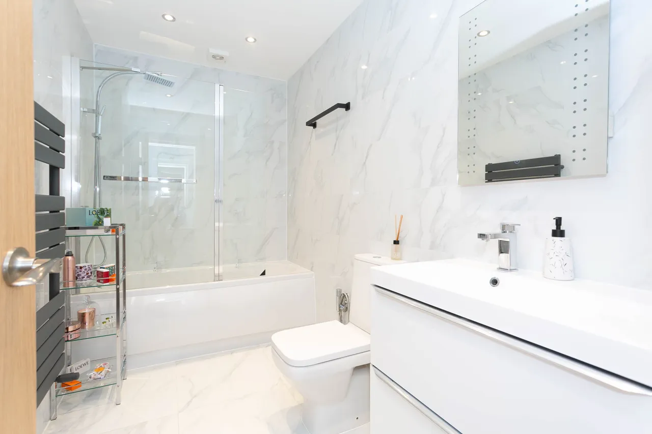 84 Harrow Way, Carpenders Park, photo 8
