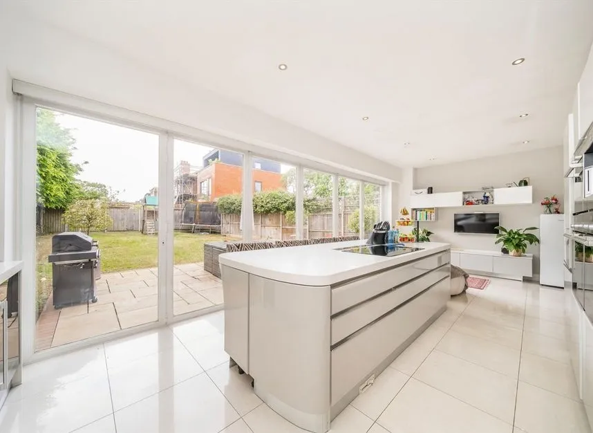 Coppetts Road, London, N10, photo 2