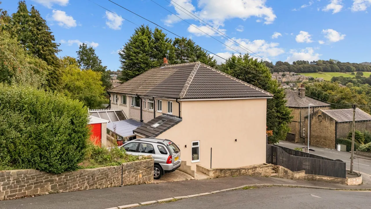Saddleworth Road, Greetland, HX4, photo 33