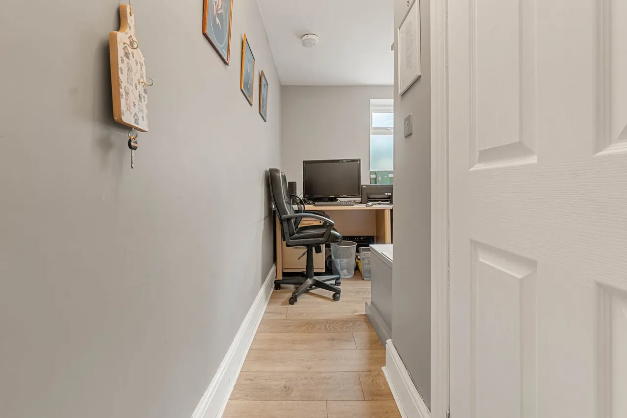 Saddleworth Road, Greetland, HX4, photo 21