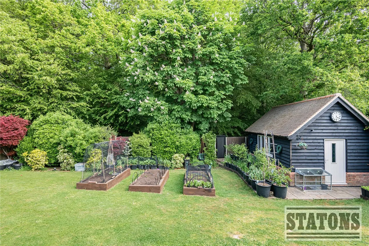 Bradgate, Cuffley, Hertfordshire, EN6 4RL, photo 27